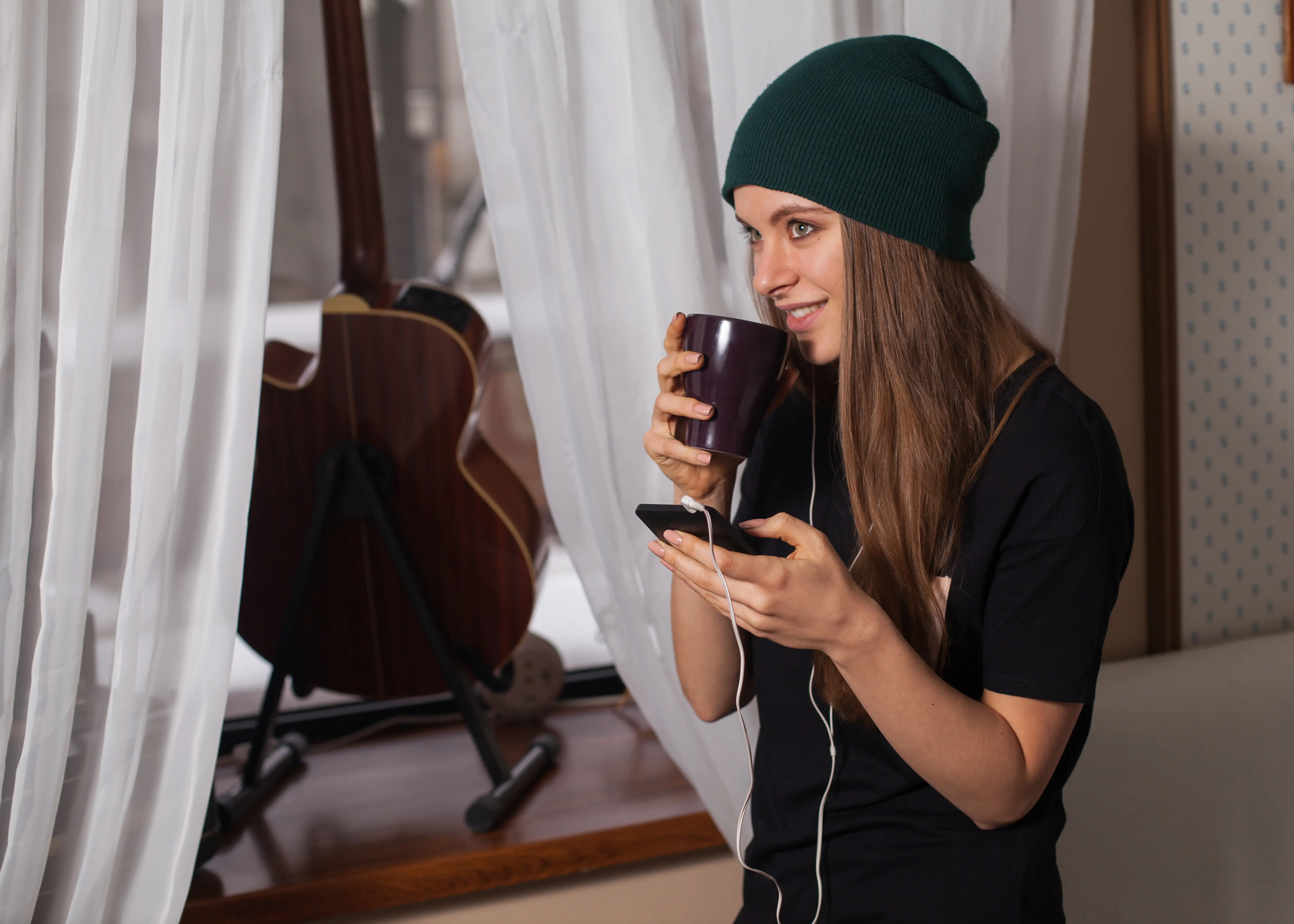 Hipster-Frau mit grünem Hut hört Musik und genießt das Leben.