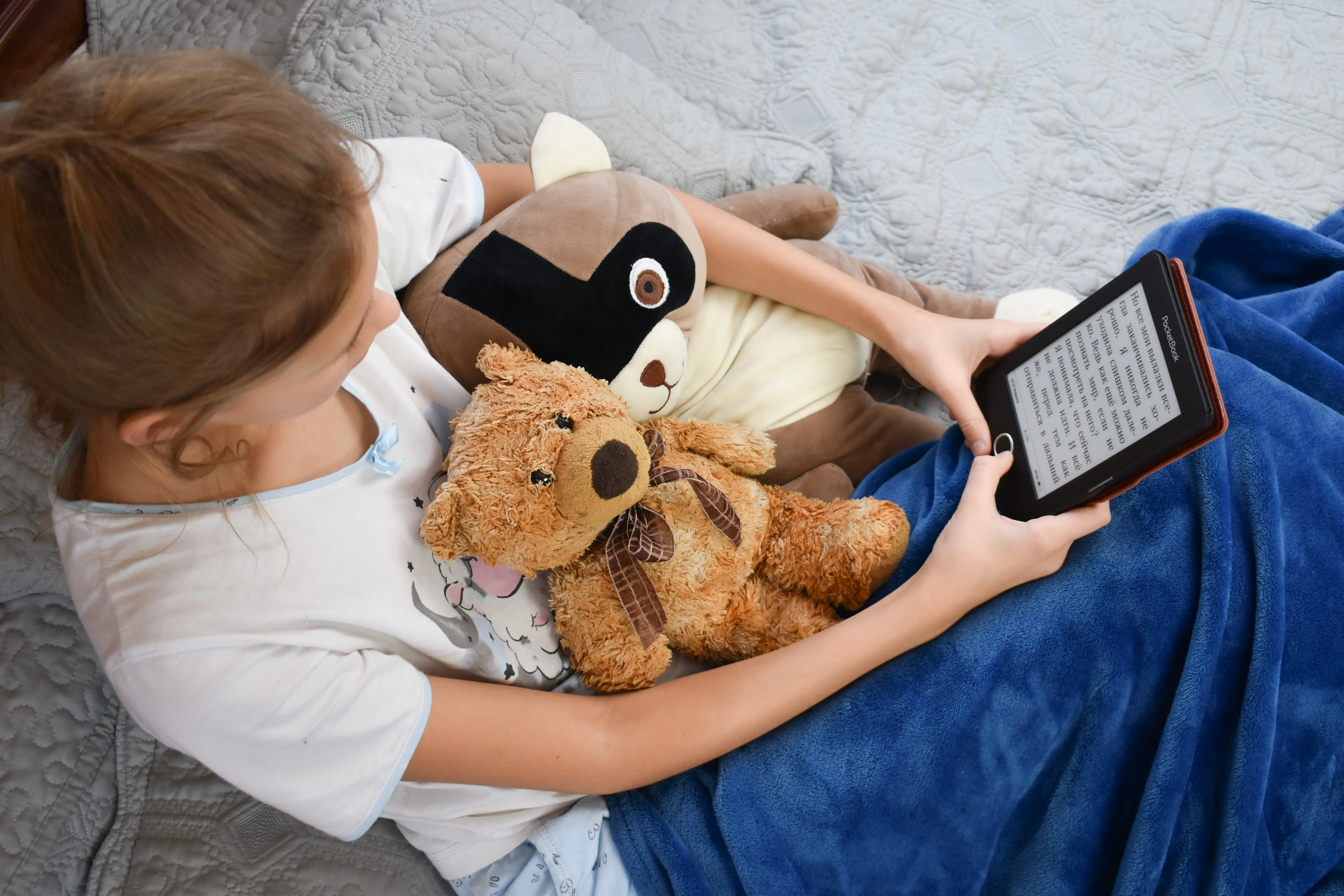 Ein Mädchen liest ein E-Book.